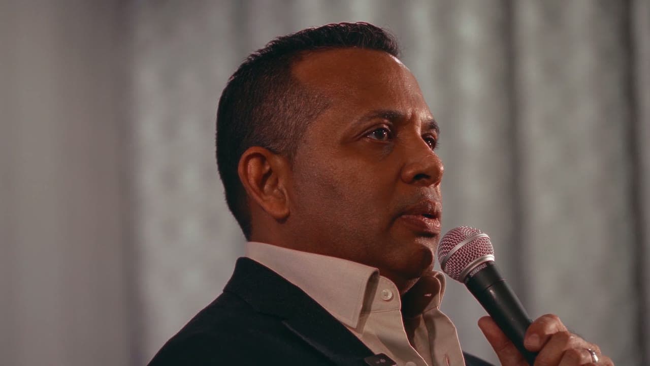 Jairo J. García hablando con micrófono frente al público