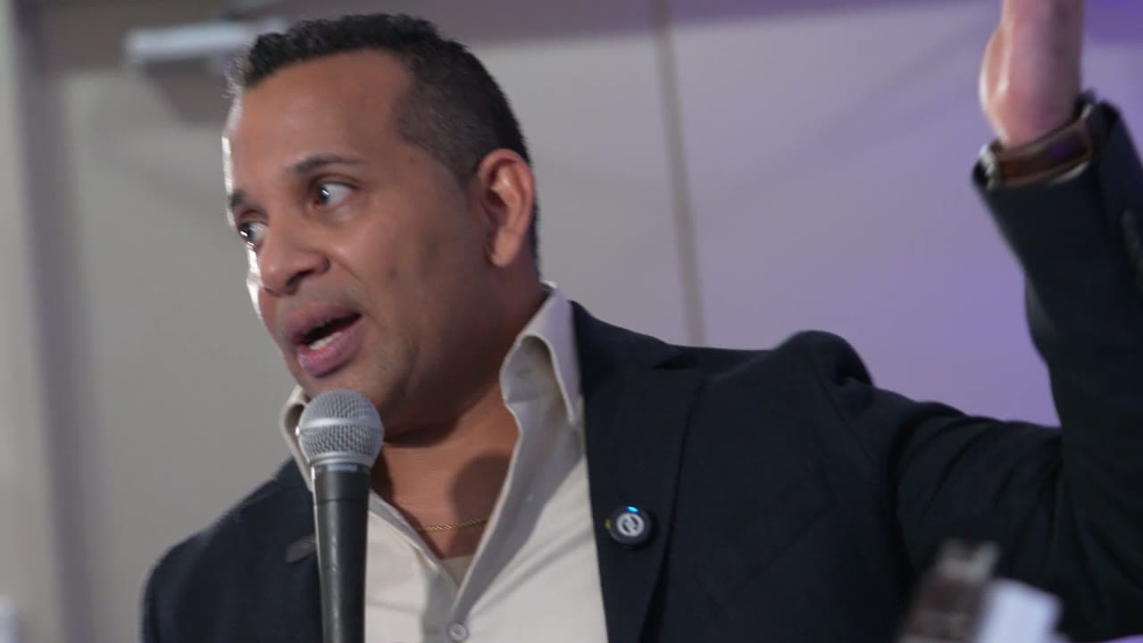 Jairo J. García gesticulando con energía durante una charla