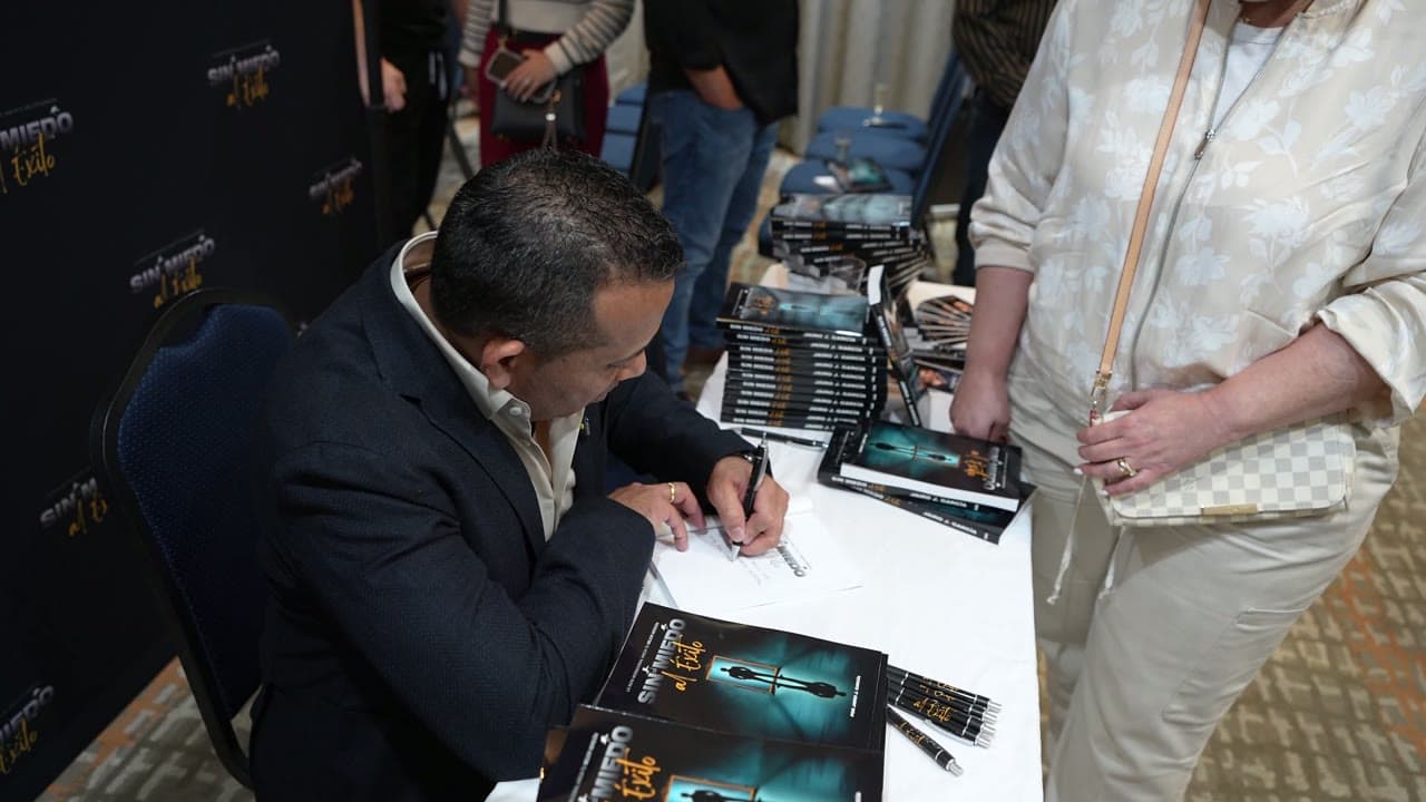 Jairo J. García firmando ejemplares de su libro